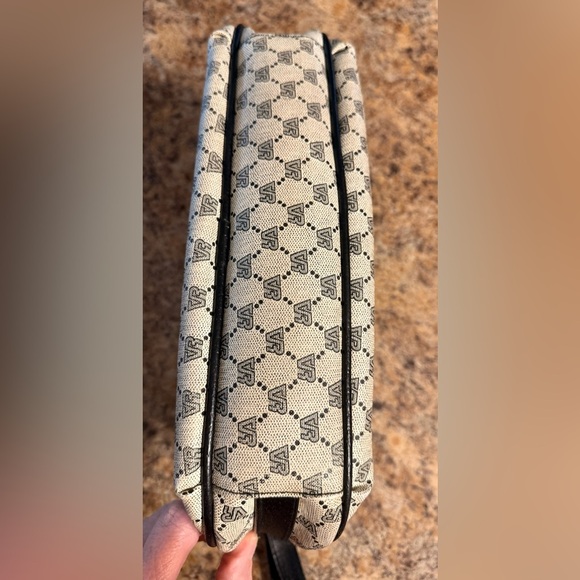Vintage VR Classic Stylish Monogram Rare Hard To Find Retro Crossbody Bag - Picture 8 of 16